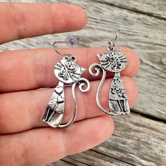Vintage Jewelry Silver tone whimsical cat earrings - Picture 2 of 3